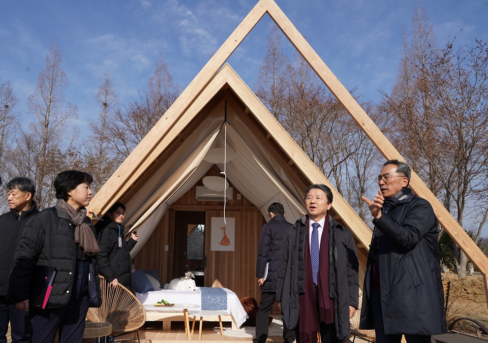 남성현 산림청장이 4일 전남 순천시 순천만국가정원에서 열린 ‘2023 순천만국제정원박람회 성공 개최 기원 붐UP 페스타’ 행사에 앞서 시설들을 둘러보며 준비 상황을 점검하고 있다.