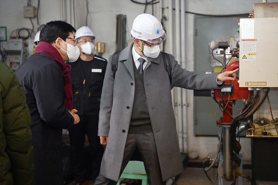 천영길 산업통상자원부 에너지정책실장이 6일 서울 동작구 명수대현대아파트를 방문, 박병춘 에너지공단 부이사장으로부터 난방 시스템 설치·운영현황 및 애로사항을 청취하고 있다.