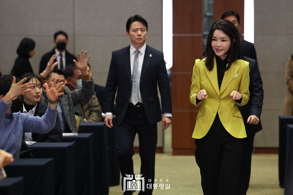 김건희 여사가 3일 서울 용산구 백범 김구기념관에서 열린 제3회 한국수어의 날 기념식에 입장하며 수어로 인사하고 있다.