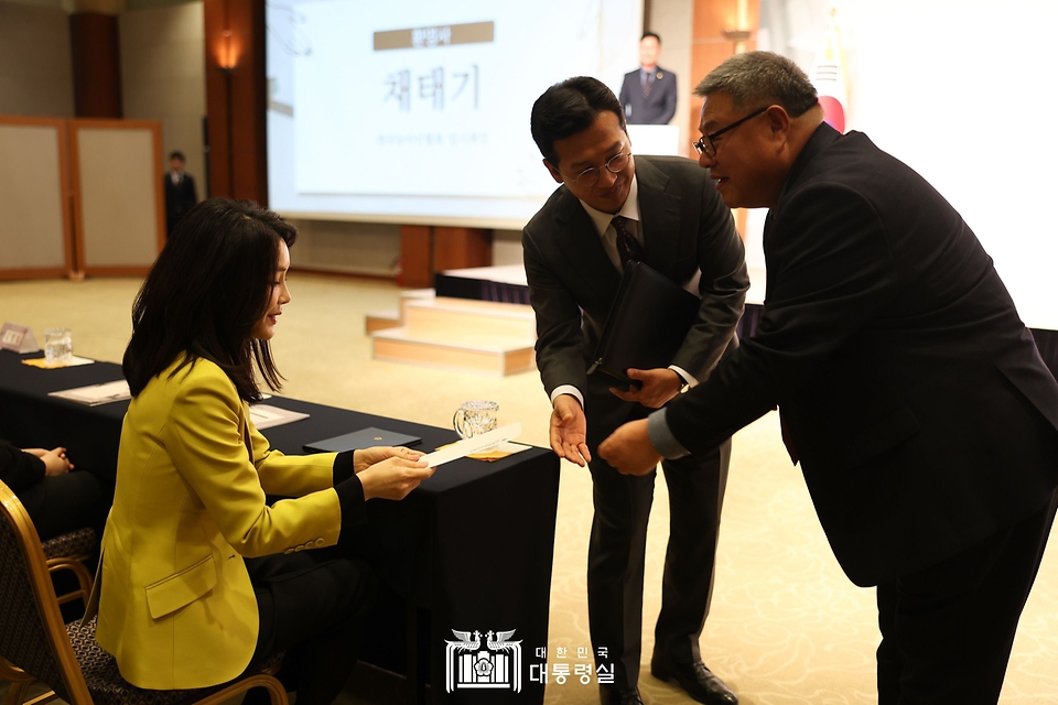 김건희 여사가 3일 서울 용산구 백범 김구기념관에서 열린 제3회 한국수어의 날 기념식에서 채태기 한국농아인협회 직무대행의 편지를 전달받고 있다.