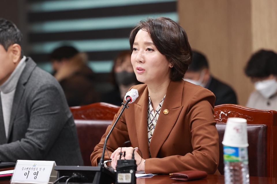 이영 중소벤처기업부 장관이 3일 서울 용산구청사 이태원 원스톱지원센터를 방문, ‘이태원 상권 원스톱지원센터 현장 간담회’에 참석하여 인사말을 하고 있다.