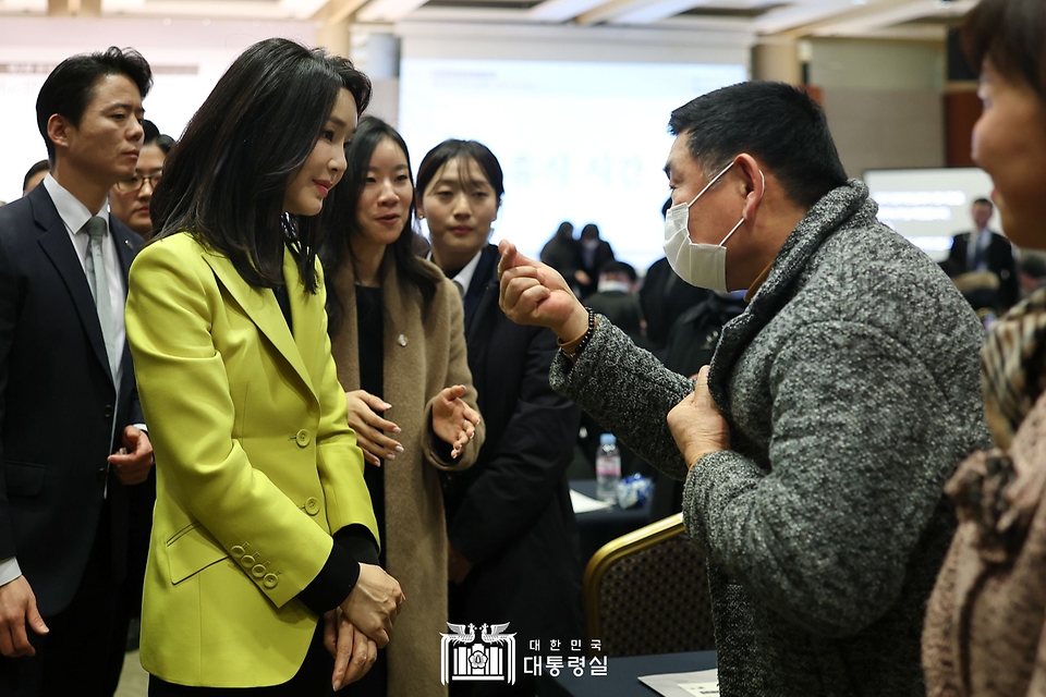 김건희 여사가 3일 서울 용산구 백범 김구기념관에서 열린 제3회 한국수어의 날 기념식에서 참석자들과 인사하고 있다.