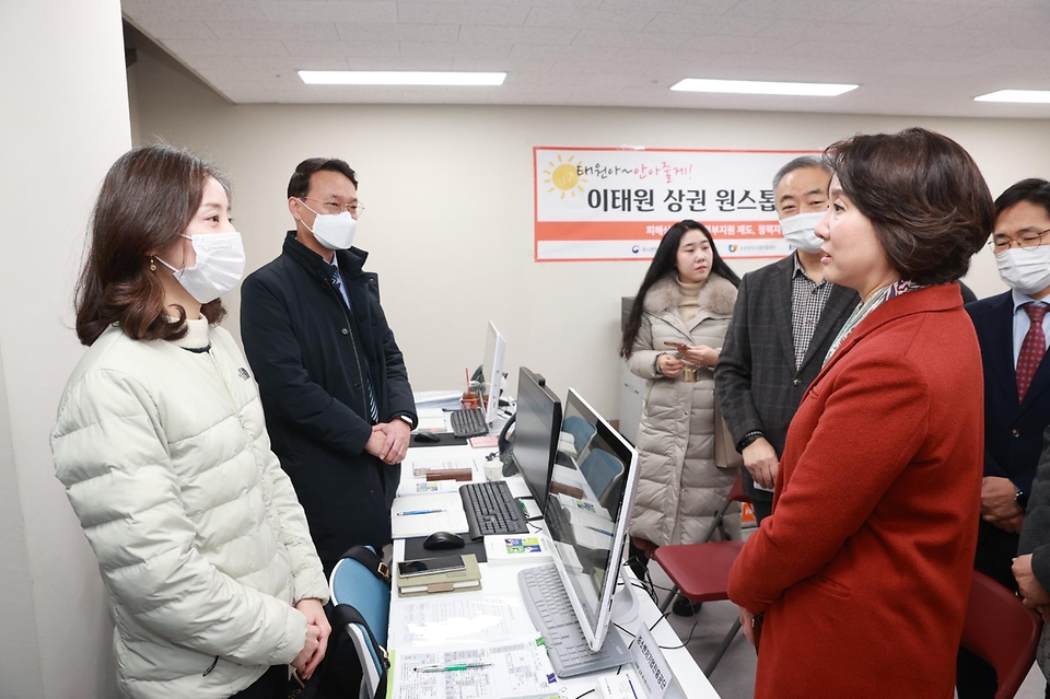 이영 중소벤처기업부 장관이 3일 서울 용산구청사 이태원 원스톱지원센터를 방문해 파견 근무자들을 격려하고 있다. 
