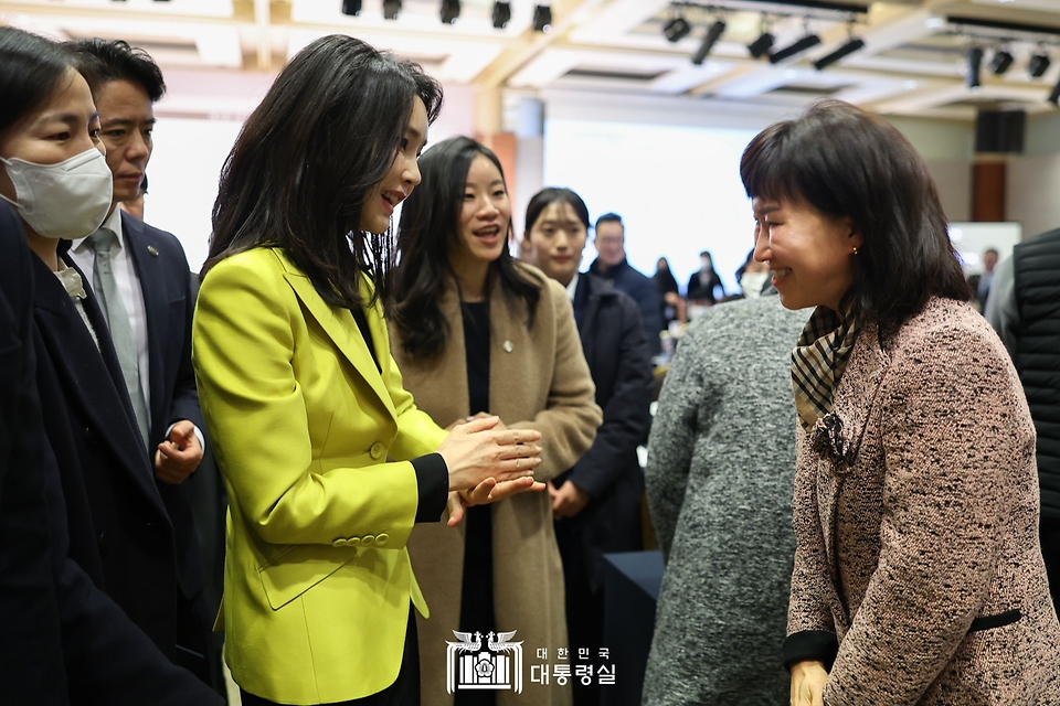 김건희 여사가 3일 서울 용산구 백범 김구기념관에서 열린 제3회 한국수어의 날 기념식에서 참석자와 수어로 인사하고 있다.