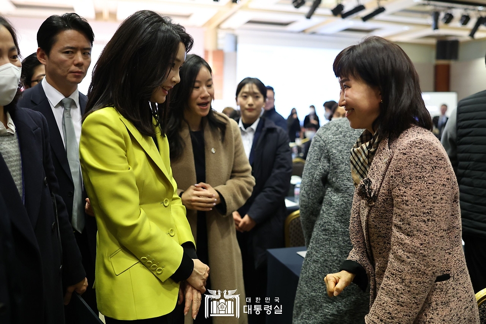 김건희 여사가 3일 서울 용산구 백범 김구기념관에서 열린 제3회 한국수어의 날 기념식에서 참석자들과 인사하고 있다.