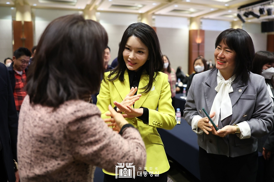 김건희 여사가 3일 서울 용산구 백범 김구기념관에서 열린 제3회 한국수어의 날 기념식에서 참석자와 수어로 인사하고 있다.