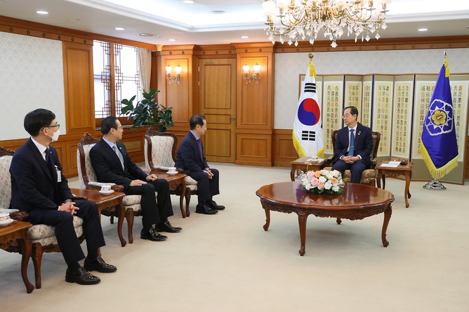 한덕수 국무총리가 3일 서울 종로구 정부서울청사에서 열린 ‘적십자 특별회비 전달식’을 마친 후 관계자들과 대화하고 있다.
