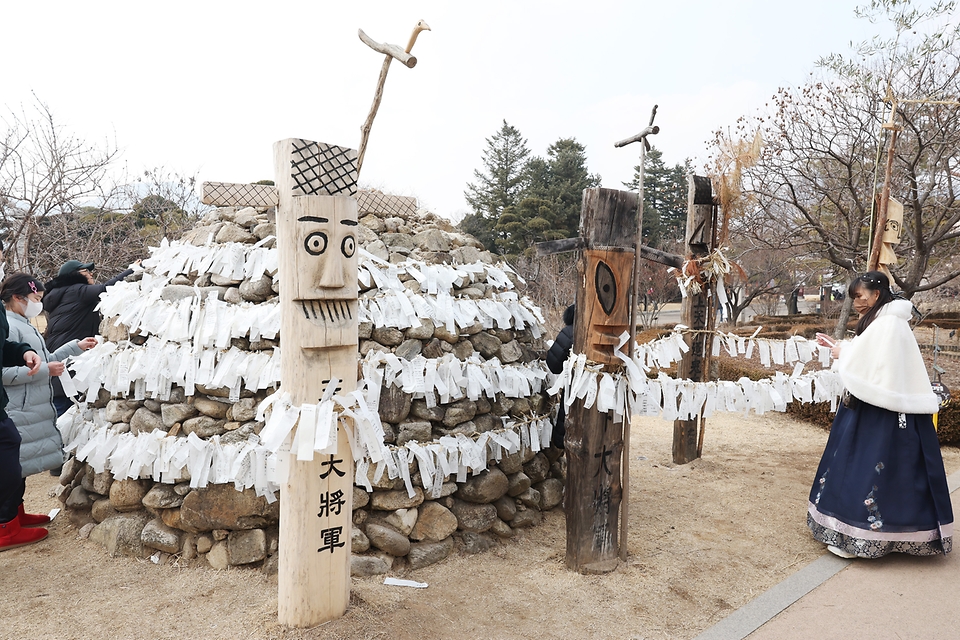 <p>정월대보름인 5일 오후 서울 국립민속박물관에서 2023 계묘년 정월대보름 한마당이 펼쳐지고 있다. </p>