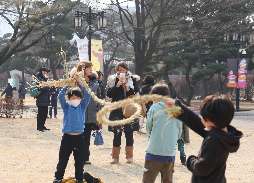 <p>정월대보름인 5일 오후 서울 국립민속박물관에서 열린 2023 계묘년 정월대보름 한마당에서   외국인들이 민속놀이를 체험하고 있다. </p>