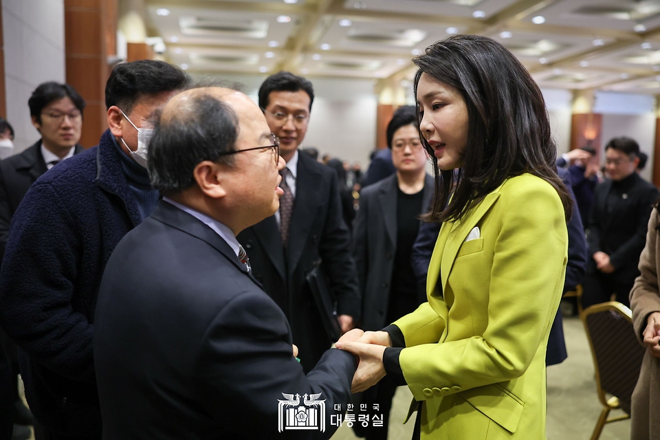 김건희 여사가 3일 서울 용산구 백범 김구기념관에서 열린 제3회 한국수어의 날 기념식에서 참석자들과 인사하고 있다.