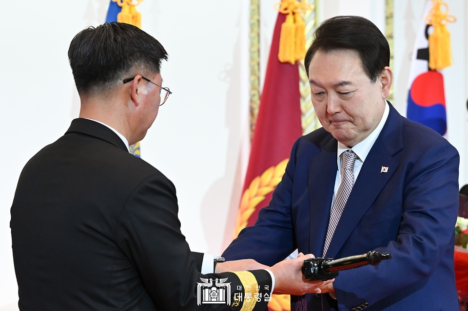 윤석열 대통령이 3일 청와대 영빈관에서 열린 ‘준장 진급 장성 삼정검 수여식’에서 진급 장성에게 삼정검을 수여하고 있다.