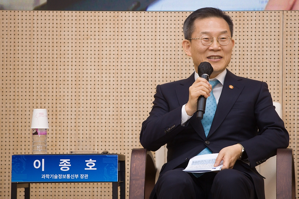 이종호 과학기술정보통신부 장관이 2일 서울 강남구 한국과학기술회관에서 열린 ‘제4회 청년과학기술인포럼’에서 발언하고 있다.