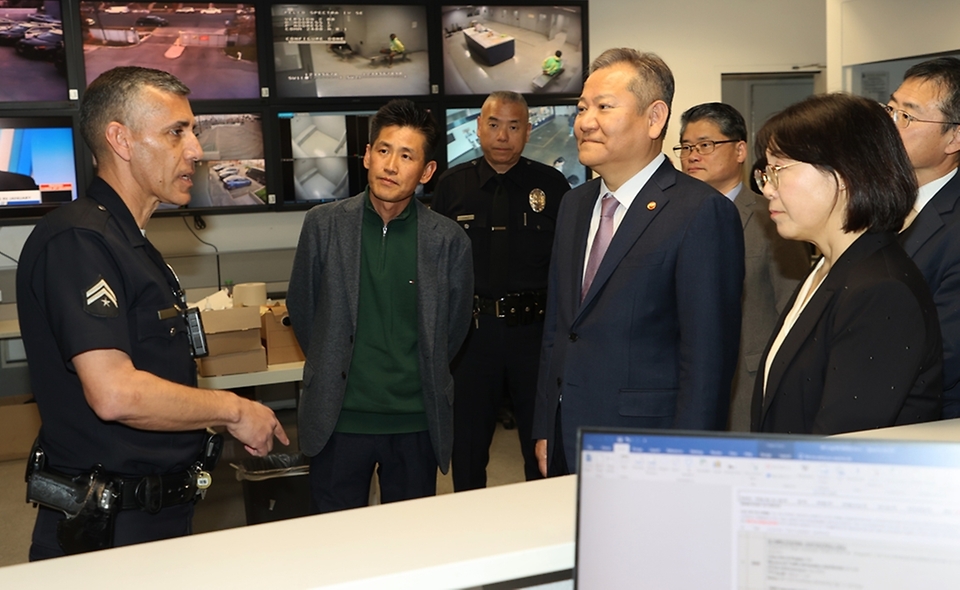 이상민 행정안전부 장관이 3일(현지시간) 미국  LA 한인타운을 관할하는 올림픽 경찰서를 방문, 관계자들을 격려하고 있다.