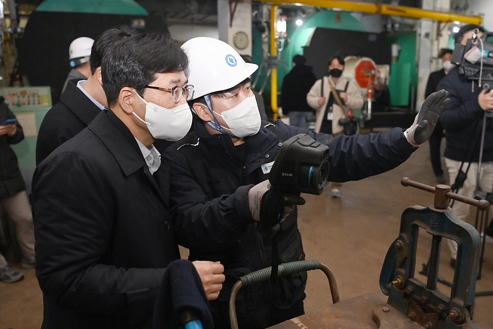 천영길 산업통상자원부 에너지정책실장이 6일 서울 동작구 명수대현대아파트를 방문, 난방시설 효율개선 현장을 점검하고 있다.