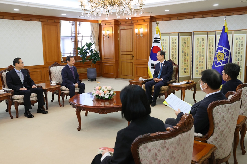 한덕수 국무총리가 3일 서울 종로구 정부서울청사에서 열린 ‘적십자 특별회비 전달식’을 마친 후 관계자들과 대화하고 있다.