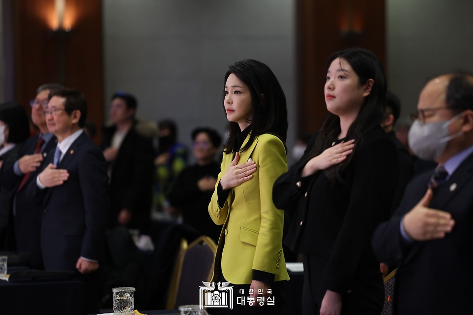 김건희 여사가 3일 서울 용산구 백범 김구기념관에서 열린 제3회 한국수어의 날 기념식에서 국기에 대한 경례를 하고 있다.