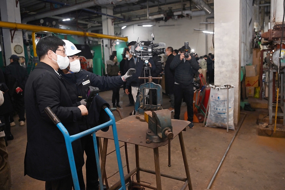 천영길 산업통상자원부 에너지정책실장이 6일 서울 동작구 명수대현대아파트를 방문, 난방시설 효율개선 현장을 점검하고 있다.