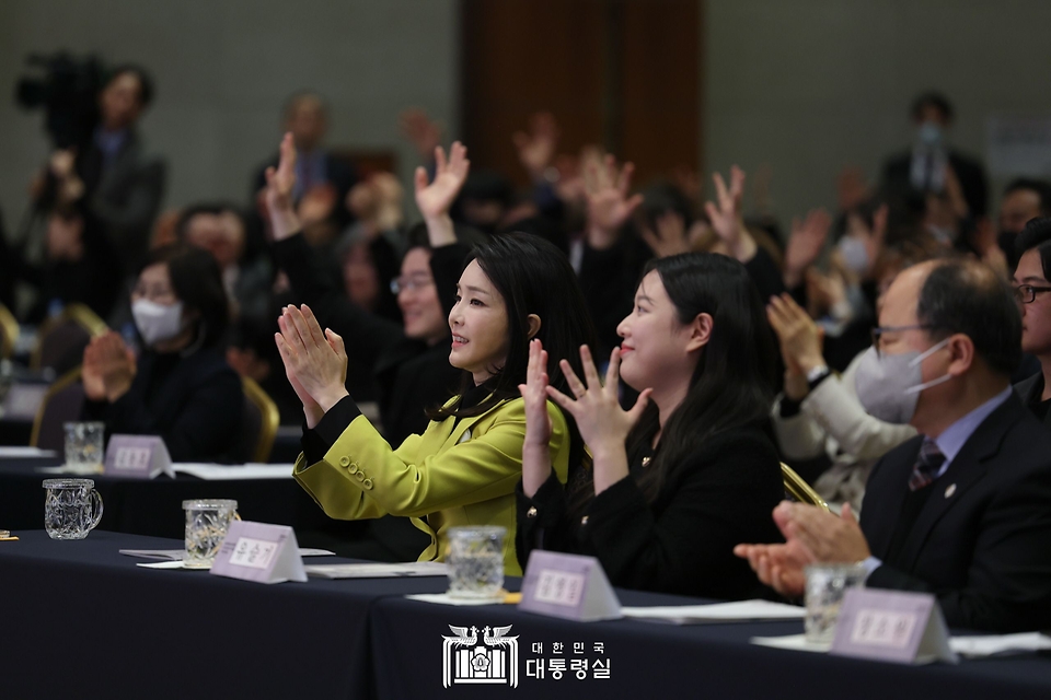 김건희 여사가 3일 서울 용산구 백범 김구기념관에서 열린 제3회 한국수어의 날 기념식에서 축하공연을 보며 박수치고 있다.