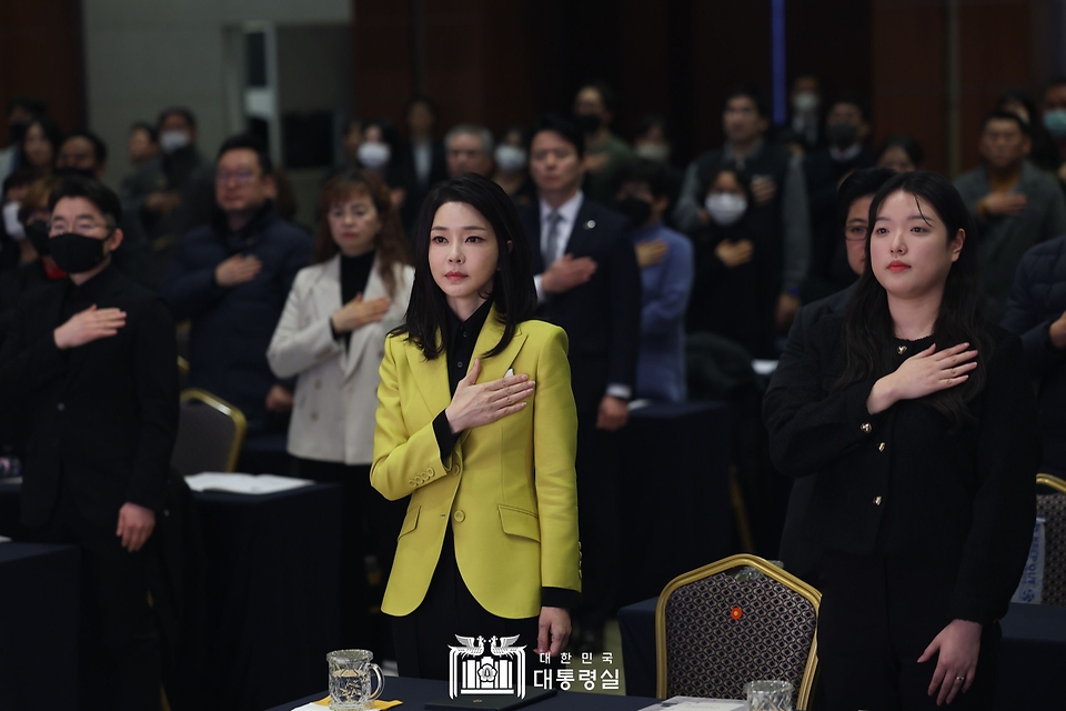 김건희 여사가 3일 서울 용산구 백범 김구기념관에서 열린 제3회 한국수어의 날 기념식에서 국기에 대한 경례를 하고 있다.