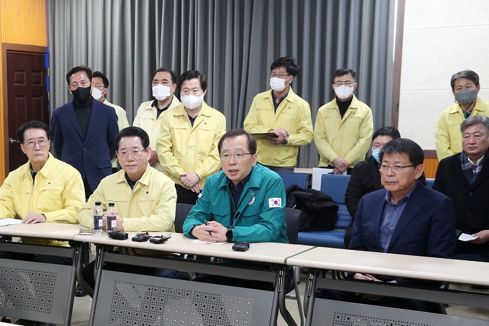 조승환 해양수산부 장관이 5일 목포시 신안군수산업협동조합 대회의실에서 신안군 임자도 인근 해상에서 전복사고가 발생한 청보호 전복사고의 실종자 가족과 구조상황 등에 관해 대화하고 있다.
