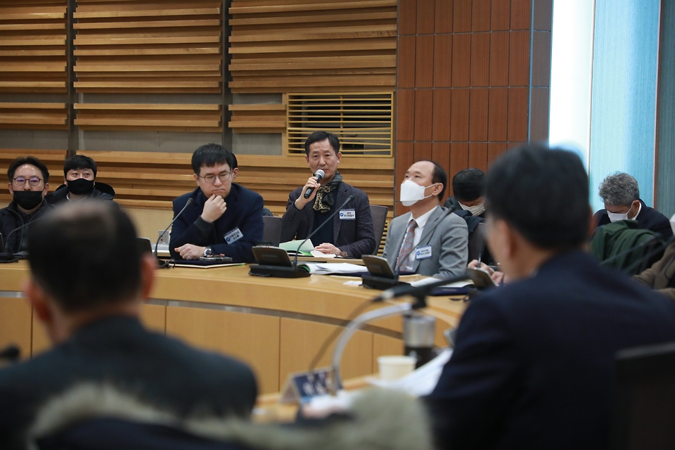 <p>조달청(청장 이종욱)은 3일 서울지방조달청에서 우수조달물품 신규 지정기업 54개사가 참석한 가운데 우수제품 제도개선과 판로 활성화를 위한 현장 간담회를 가졌다.</p>