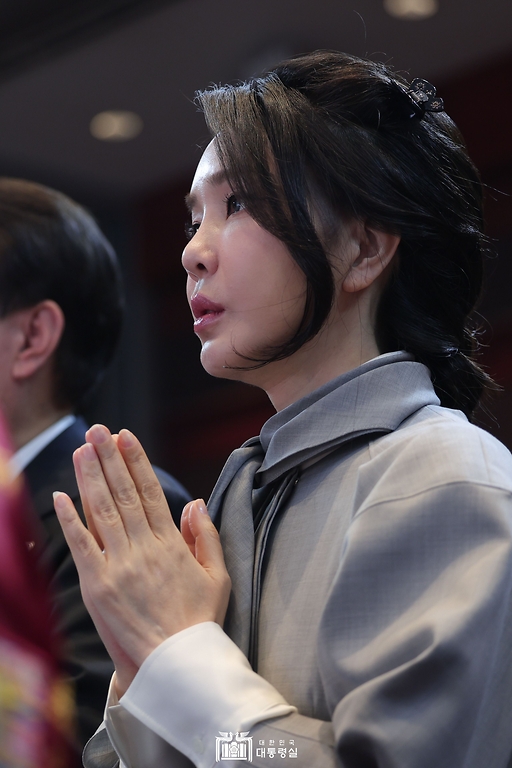 김건희 여사가 6일 서울 강남구 코엑스에서 열린 ‘불기 2567년 대한민국 불교도 신년대법회’에서 합장하고 있다.