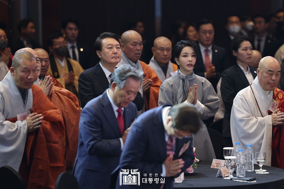윤석열 대통령과 김건희 여사가 6일 서울 강남구 코엑스에서 열린 ‘불기 2567년 대한민국 불교도 신년대법회’에서 삼귀의를 하고 있다.