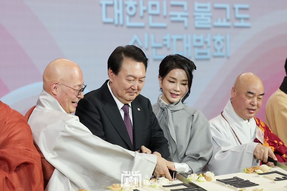 윤석열 대통령과 김건희 여사가 6일 서울 강남구 코엑스에서 열린 ‘불기 2567년 대한민국 불교도 신년대법회’에서 떡케익을 자르고 있다.