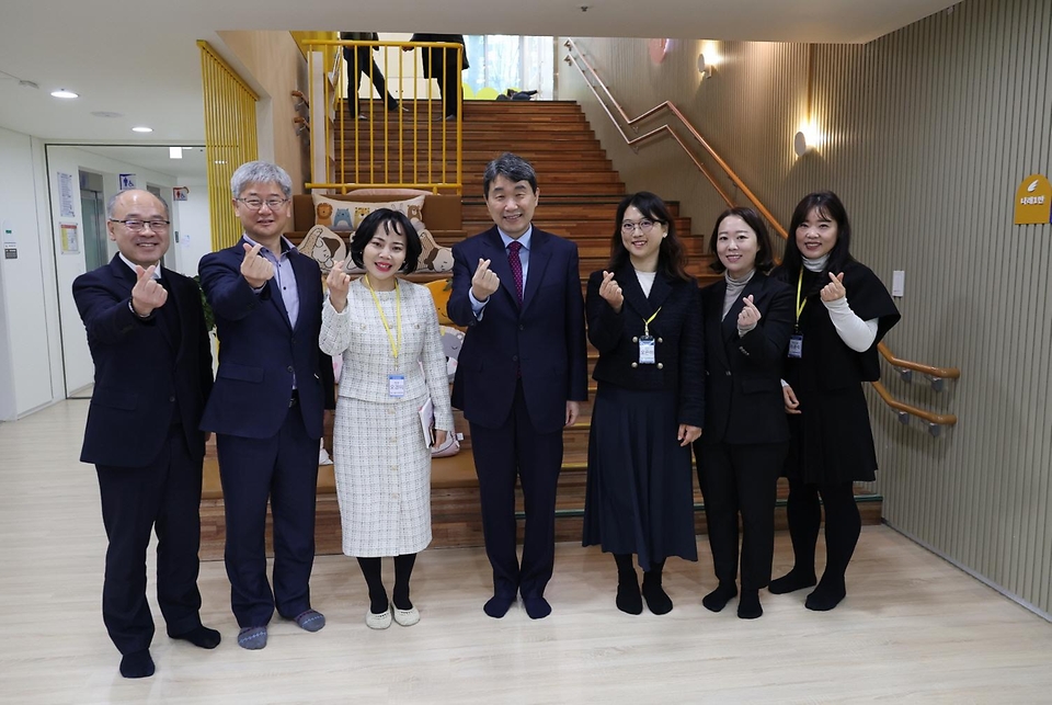 이주호 부총리 겸 교육부 장관이 6일 서울 송파구 송파위례유치원을 방문, 관계자들과 손하트 포즈를 취하며 기념촬영을 하고 있다.