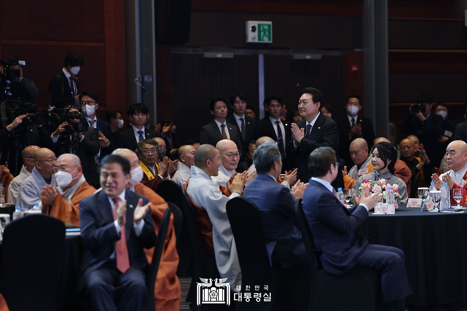 윤석열 대통령이 6일 서울 강남구 코엑스에서 열린 ‘불기 2567년 대한민국 불교도 신년대법회’에서 합장인사를 하고 있다.