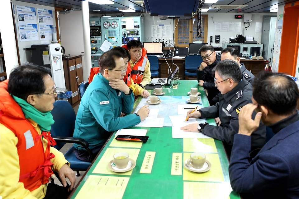 조승환 해양수산부 장관이 5일 전남 신안군 어선 전복사고 수색 현장을 찾아 관계자들과 청보호 실종자 수색 및 구조에 관해 논의하고 있다.