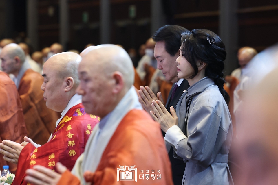 윤석열 대통령과 김건희 여사가 6일 서울 강남구 코엑스에서 열린 ‘불기 2567년 대한민국 불교도 신년대법회’에서 합장하고 있다.