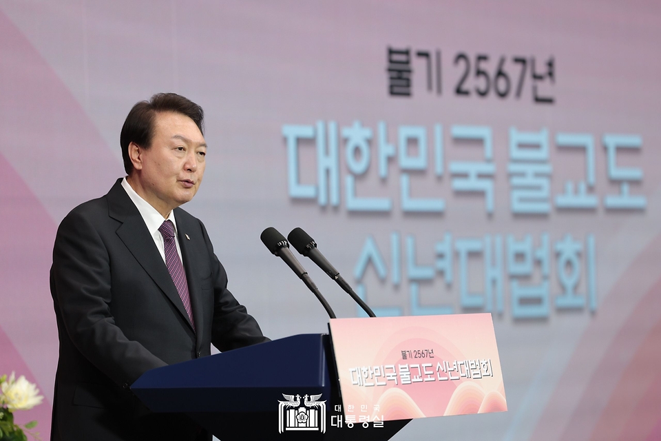 윤석열 대통령이 6일 서울 강남구 코엑스에서 열린 ‘불기 2567년 대한민국 불교도 신년대법회’에서 축사를 하고 있다.