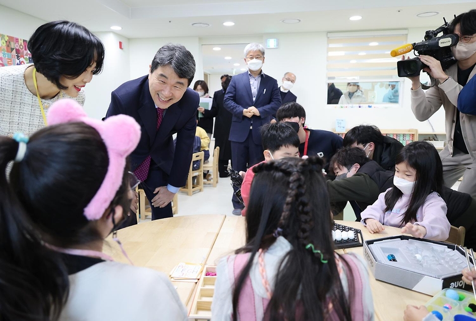 이주호 부총리 겸 교육부 장관이 6일 서울 송파구 송파위례유치원을 방문, ‘유보통합 추진을 위한 현장방문 및 간담회’에 앞서 수업 중인 어린이들과 인사하고 있다.