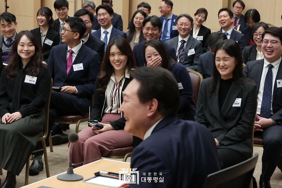윤석열 대통령이 7일 세종시 정부세종컨벤션센터에서 열린 ‘대통령과의 대화’에서 정부부처 공무원들과 대화하고 있다.
