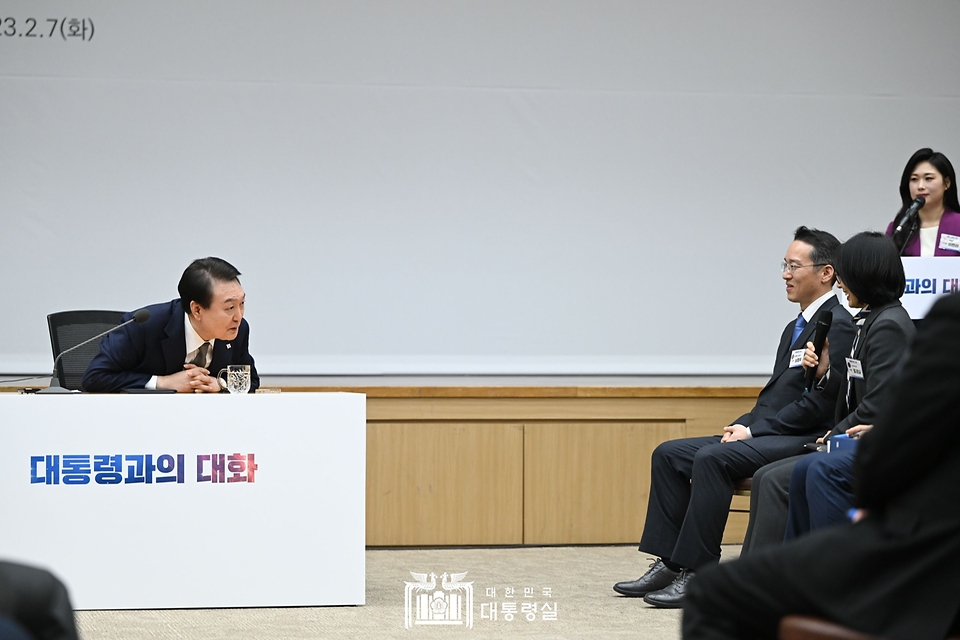 윤석열 대통령이 7일 세종시 정부세종컨벤션센터에서 열린 ‘대통령과의 대화’에서 공직자의 질문을 청취하고 있다.