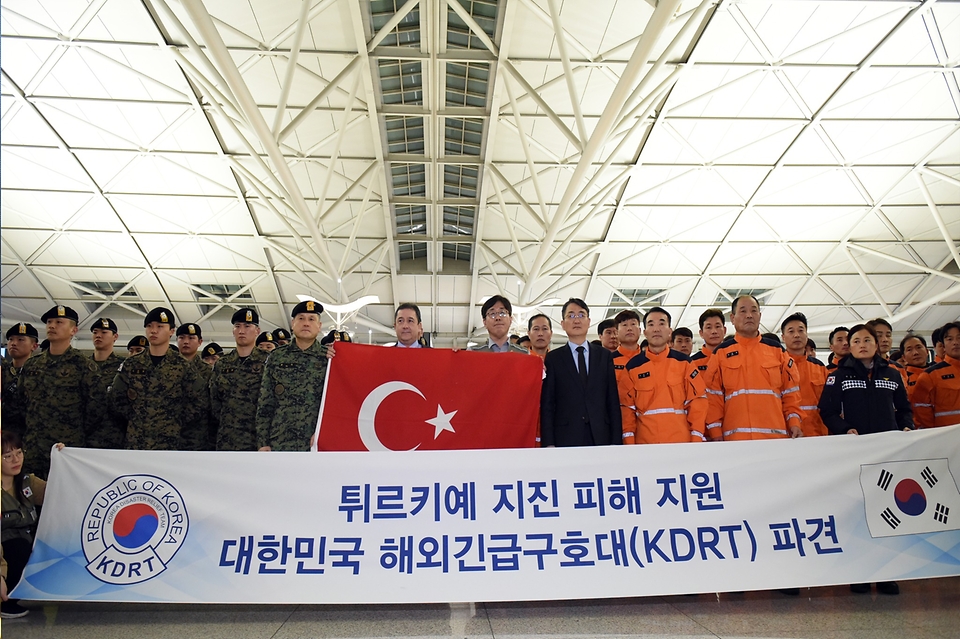 대한민국 해외긴급구호대(KDRT) 대원들이 7일 인천시 중구 인천국제공항 제1여객터미널에서 튀르키예 지진피해 지원을 위한 출정식에 참석하고 있다. (출처=국방부 페이스북)