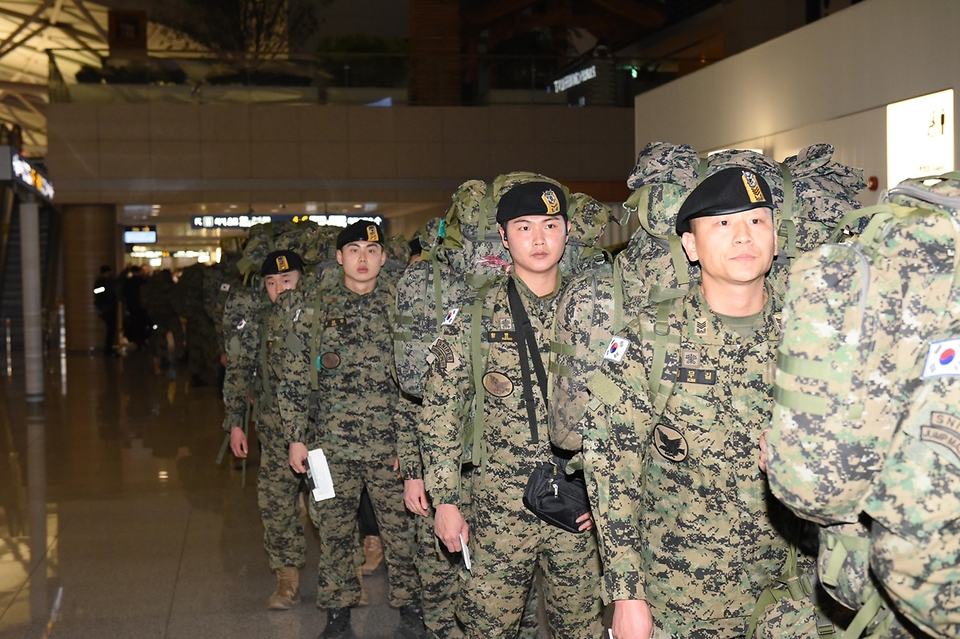 대한민국 긴급구호대로 편성된 육군 특수부대 장병들이 8일 인천시 중구 인천국제공항에서 튀르키예 지진피해 지원을 위해 공군 다목적공중급유수송기 KC-330에 탑승을 준비하고 있다. (출처=국방부 페이스북)