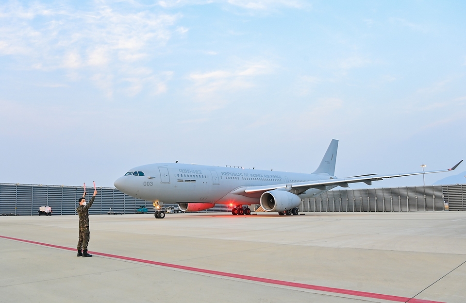 공군 다목적공중급유수송기 KC-330이 7일 김해기지에서 긴급구호 요원과 의약품을 수송하기 위해 최종 출발지인 인천국제공항으로 이륙을 준비하고 있다. (출처=국방부 페이스북)