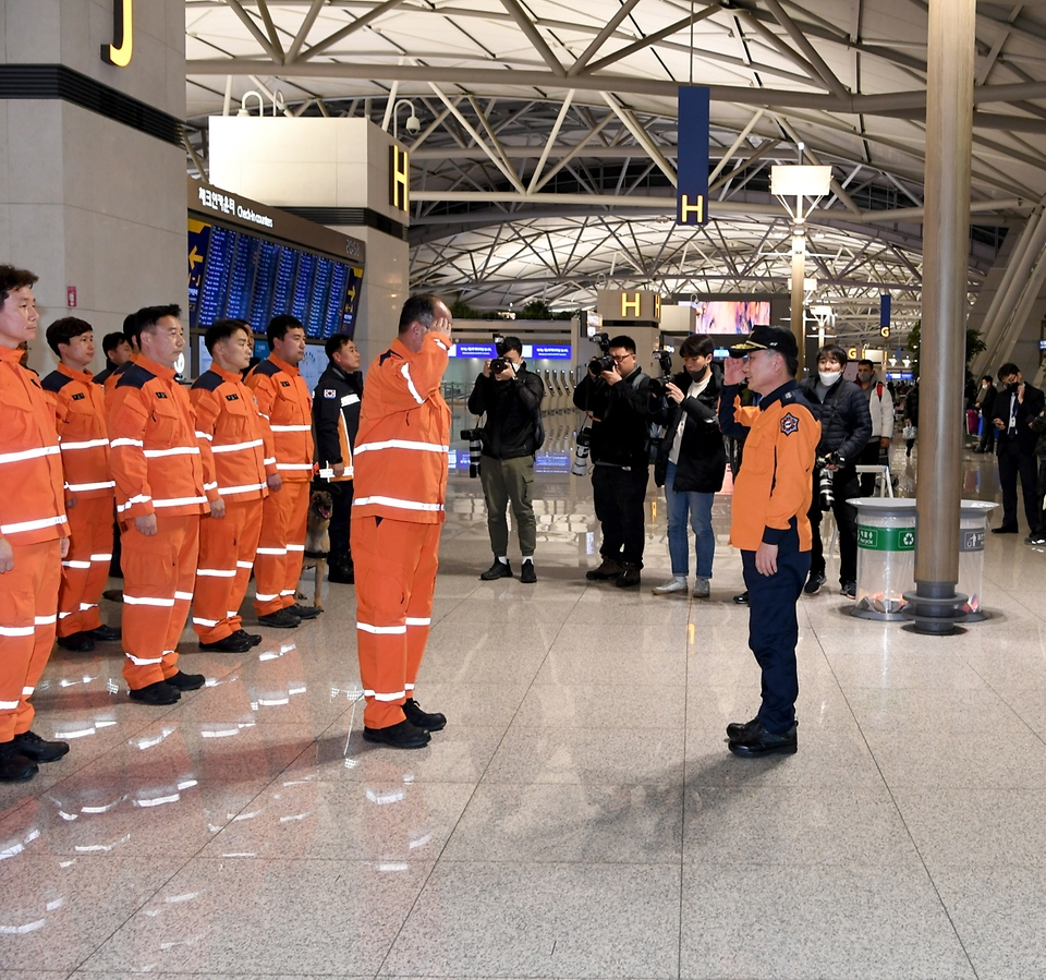 남화영 소방청장 직무대리가 7일 인천시 중구 인천국제공항 제1여객터미널에서 출국을 앞둔 대한민국 긴급구호대(KDRT) 소속 소방대원의 경례를 받고 있다.