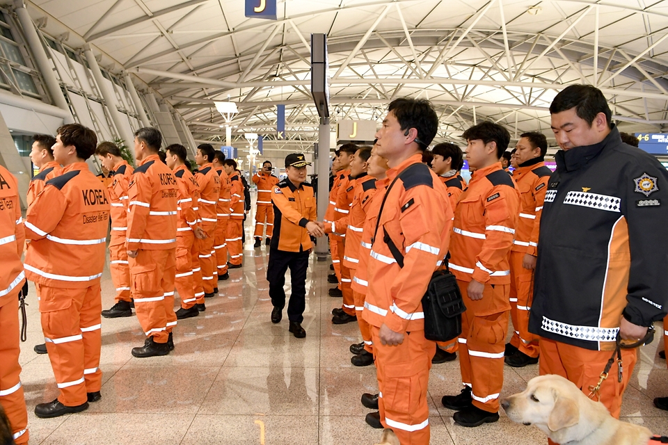남화영 소방청장 직무대리가 7일 인천시 중구 인천국제공항 제1여객터미널에서 출국을 앞둔 대한민국 긴급구호대(KDRT) 소속 소방대원들을 격려하고 있다.