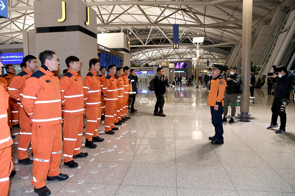 남화영 소방청장 직무대리가 7일 인천시 중구 인천국제공항 제1여객터미널에서 출국을 앞둔 대한민국 긴급구호대(KDRT) 소속 소방대원들을 격려하고 있다.