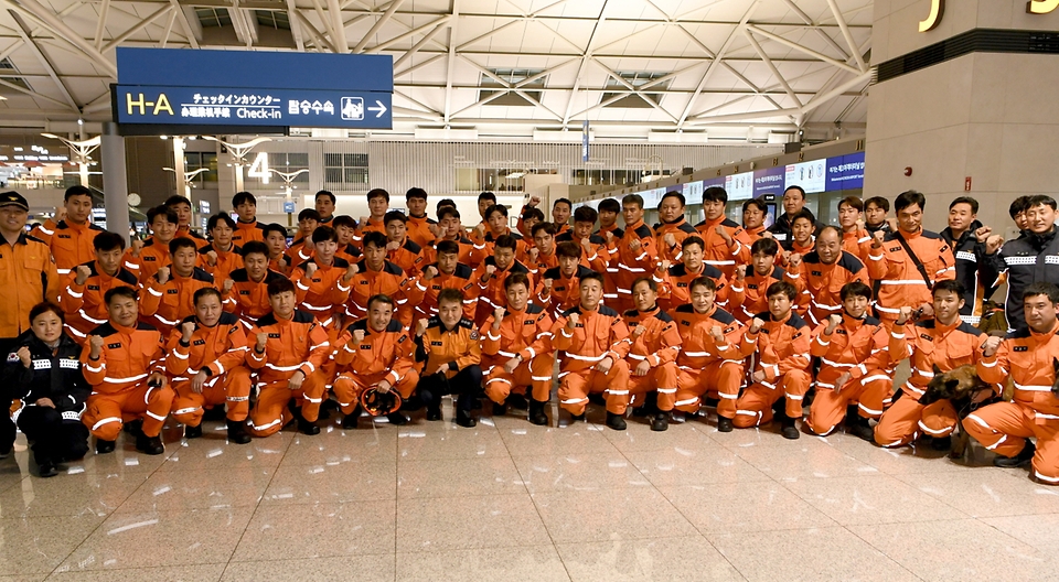 남화영 소방청장 직무대리가 7일 인천시 중구 인천국제공항 제1여객터미널에서 출국을 앞둔 대한민국 긴급구호대(KDRT) 소속 소방대원들과 기념촬영을 하고 있다.