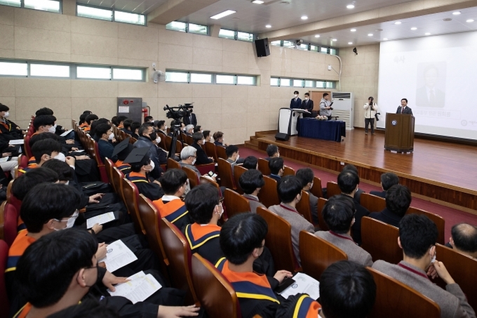 원희룡 국토교통부 장관이 10일 해외건설·플랜트 마이스터고인 서울 성북구 서울도시과학기술고등학교 졸업식에 참석, 해외건설 현장에 진출하는 청년들의 졸업을 축하하고 있다.