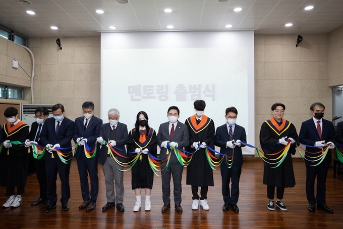 원희룡 국토교통부 장관이 10일 해외건설·플랜트 마이스터고인 서울 성북구 서울도시과학기술고등학교 졸업식에 참석, 멘토링 출범식에서 테이프를 자르고 있다.