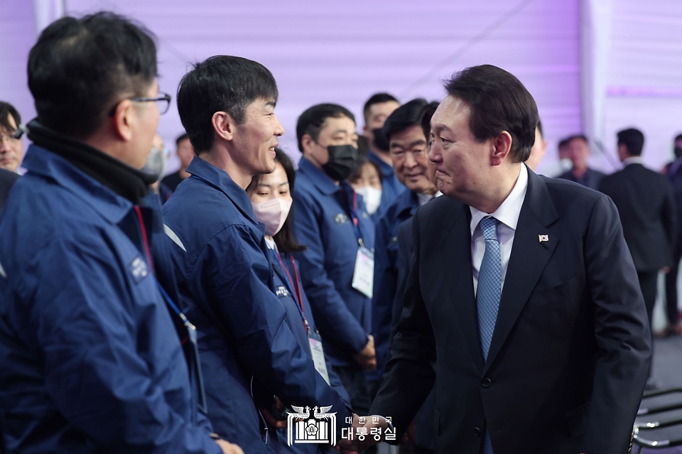윤석열 대통령이 10일 전북 군산시 현대중공업 군산조선소에서 열린 ‘선박 블록 첫 출항식’에서 참석자들과 인사하고 있다.