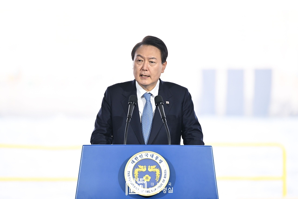 윤석열 대통령이 10일 전북 군산시 현대중공업 군산조선소에서 열린 ‘선박 블록 첫 출항식’에서 축사를 하고 있다.