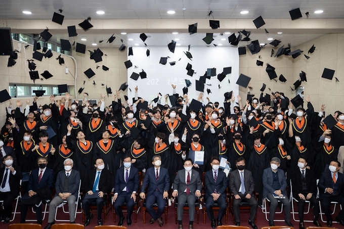 원희룡 국토교통부 장관이 10일 해외건설·플랜트 마이스터고인 서울 성북구 서울도시과학기술고등학교 졸업식에 참석, 졸업생 및 참석자들과 기념촬영을 하고 있다.