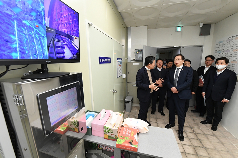 조승환 해양수산부 장관이 10일 전남 목포시 목포수산식품지원센터를 방문, 제품 연구·생산시설을 점검하고 있다.