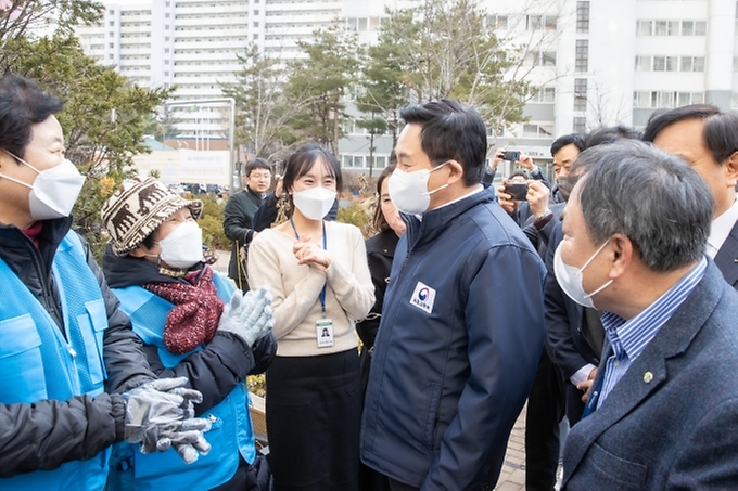 원희룡 국토교통부 장관이 14일 서울 노원구 영구임대아파트를 방문, 주민들과 인사를 나누고 있다.
